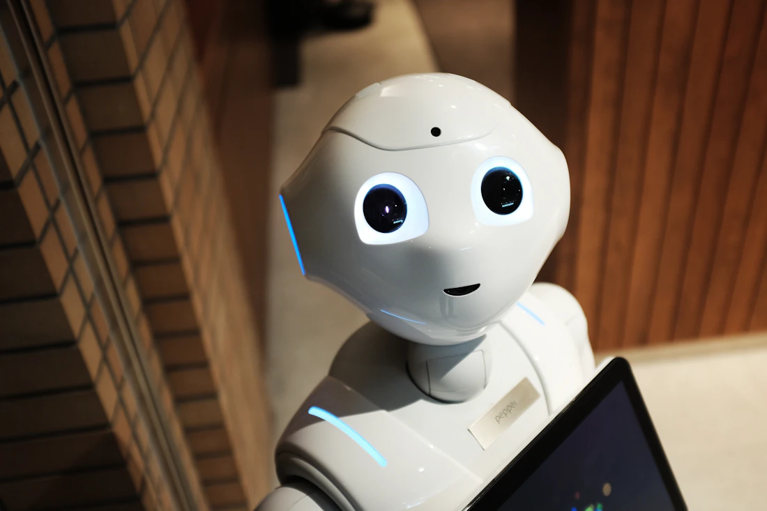 Bijeli industrijski robot u proizvodnom okruženju