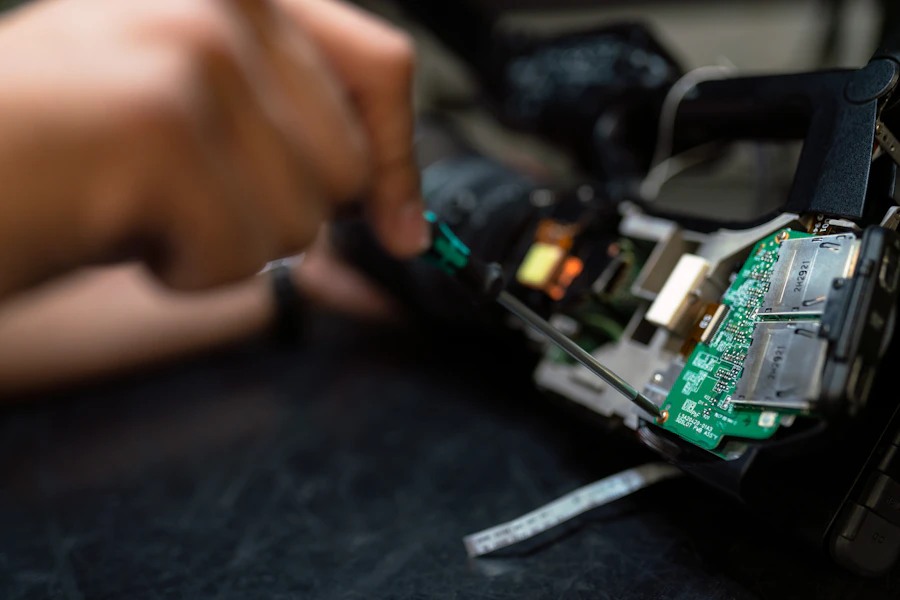Precizna robotska montaža elektroničkih komponenti